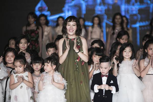 C&aacute;c form v&aacute;y dự tiệc, d&atilde; ngoại được xử l&yacute; tinh tế tạo n&ecirc;n một tổng thể h&agrave;i h&ograve;a giữa t&iacute;nh mỹ thuật v&agrave; ứng dụng.&nbsp;