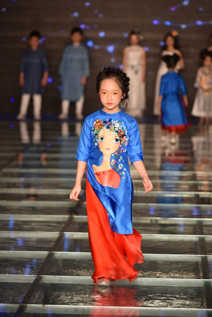 Tuần lễ thời trang trẻ em VN 2017: Tim &ndash; Trương Quỳnh Anh dắt tay b&eacute; Sushi v&agrave; b&eacute; B&ocirc;ng tr&igrave;nh diễn mở m&agrave;n