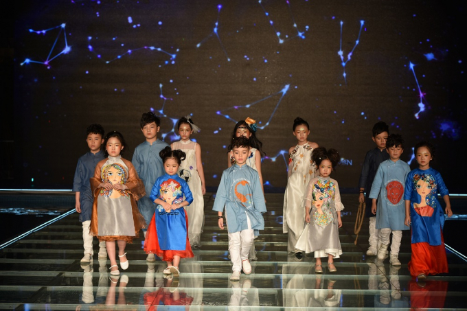 Tuần lễ thời trang trẻ em VN 2017: Tim &ndash; Trương Quỳnh Anh dắt tay b&eacute; Sushi v&agrave; b&eacute; B&ocirc;ng tr&igrave;nh diễn mở m&agrave;n