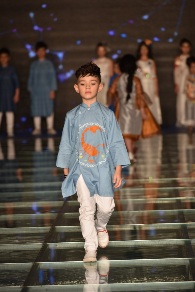 Tuần lễ thời trang trẻ em VN 2017: Tim &ndash; Trương Quỳnh Anh dắt tay b&eacute; Sushi v&agrave; b&eacute; B&ocirc;ng tr&igrave;nh diễn mở m&agrave;n