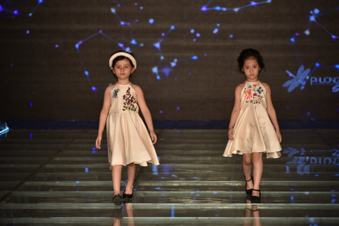 Điểm nhấn của trang phục l&agrave; những họa ti&ecirc;́t được l&acirc;́y cảm hứng từ hoa cỏ, mặt trời, chim mu&ocirc;ng - phản ánh sự đơn giản, g&acirc;̀n gũi nhưng cũng đ&acirc;̀y sắc màu như chính cu&ocirc;̣c s&ocirc;́ng v&agrave; được tỉ mỉ th&ecirc;u, in, đ&iacute;nh kết, đắp nối c&ocirc;ng phu, tinh tế tr&ecirc;n chất liệu lụa, denim v&agrave; tafta.&nbsp;