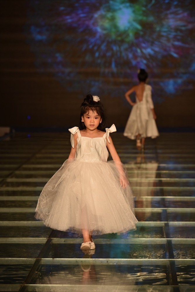 Tuần lễ thời trang trẻ em VN 2017: Tim &ndash; Trương Quỳnh Anh dắt tay b&eacute; Sushi v&agrave; b&eacute; B&ocirc;ng tr&igrave;nh diễn mở m&agrave;n