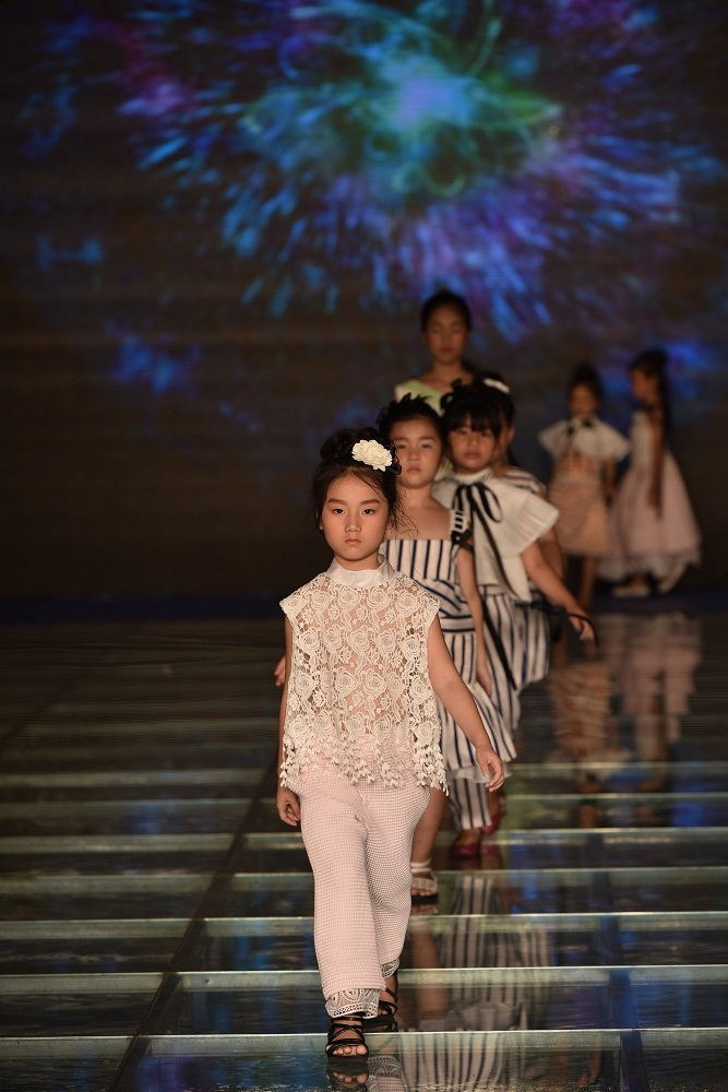 Tuần lễ thời trang trẻ em VN 2017: Tim &ndash; Trương Quỳnh Anh dắt tay b&eacute; Sushi v&agrave; b&eacute; B&ocirc;ng tr&igrave;nh diễn mở m&agrave;n