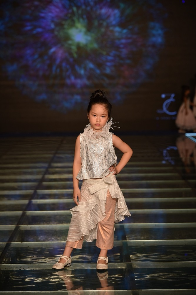 Tuần lễ thời trang trẻ em VN 2017: Tim &ndash; Trương Quỳnh Anh dắt tay b&eacute; Sushi v&agrave; b&eacute; B&ocirc;ng tr&igrave;nh diễn mở m&agrave;n