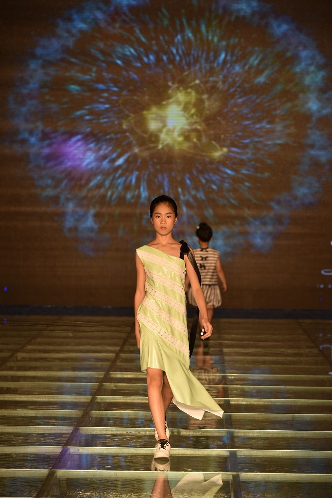 Những thiết kế với gam m&agrave;u trắng v&agrave; pastel l&agrave;m chủ đạo, c&ugrave;ng với những xử l&yacute; tinh tế tr&ecirc;n bề mặt chất liệu tạo điểm nhấn nhẹ nh&agrave;ng, sinh động với h&igrave;nh tượng c&aacute;c lo&agrave;i hoa đ&atilde; gi&uacute;p L&ecirc; Ch&acirc;u Kha ghi điểm trong lần đầu g&oacute;p mặt.&nbsp;