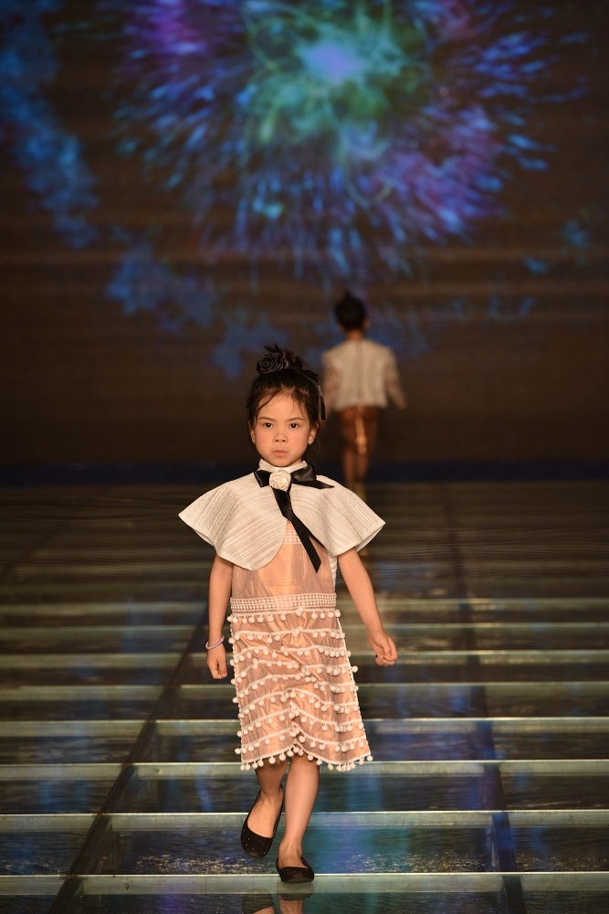 Tuần lễ thời trang trẻ em VN 2017: Tim &ndash; Trương Quỳnh Anh dắt tay b&eacute; Sushi v&agrave; b&eacute; B&ocirc;ng tr&igrave;nh diễn mở m&agrave;n