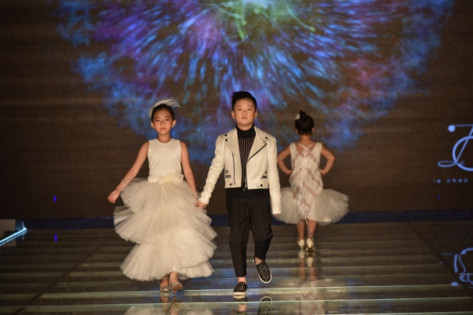 B&ecirc;n cạnh đ&oacute;, việc sử dụng c&aacute;c chất liệu mềm mại, thấm h&uacute;t mồ h&ocirc;i như cotton, gi&uacute;p c&aacute;c b&eacute; thoải m&aacute;i trong mọi hoạt động cũng l&agrave; điều m&agrave; NTK L&ecirc; Ch&acirc;u Kha đặt l&ecirc;n h&agrave;ng đầu để n&acirc;ng cao t&iacute;nh ứng dụng trong thời trang trẻ em.&nbsp;