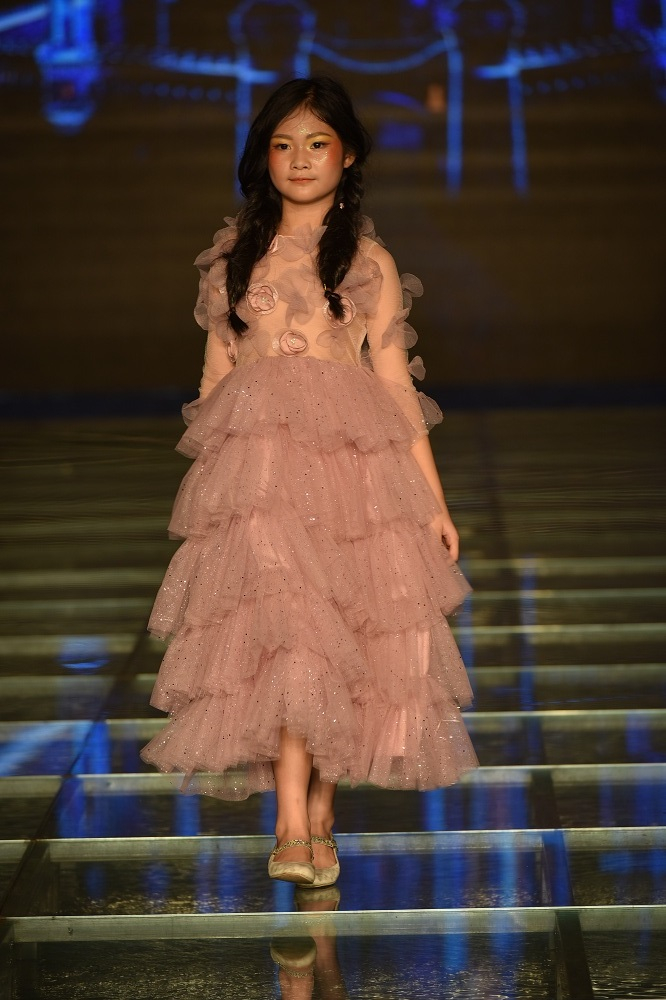 Tuần lễ thời trang trẻ em VN 2017: Tim &ndash; Trương Quỳnh Anh dắt tay b&eacute; Sushi v&agrave; b&eacute; B&ocirc;ng tr&igrave;nh diễn mở m&agrave;n