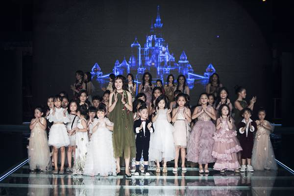 Tuần lễ thời trang trẻ em VN 2017: Tim &ndash; Trương Quỳnh Anh dắt tay b&eacute; Sushi v&agrave; b&eacute; B&ocirc;ng tr&igrave;nh diễn mở m&agrave;n