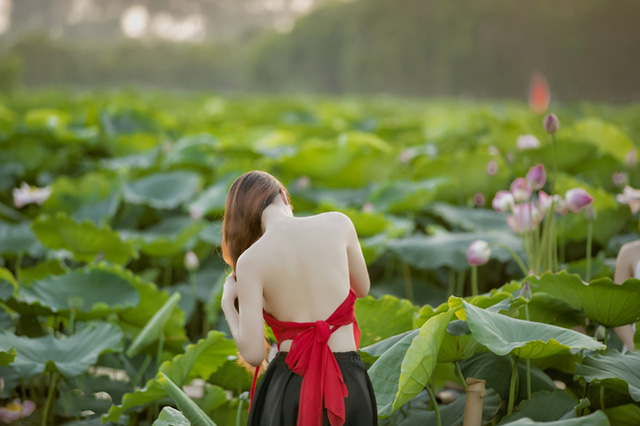 Họ kh&ocirc;ng ngại lội b&ugrave;n, thậm ch&iacute; lăn, l&ecirc;, b&ograve;, to&agrave;i b&ecirc;n cầu gỗ để c&oacute; được những bức h&igrave;nh để đời (ảnh: Huy Ho&agrave;ng Đo&agrave;n).