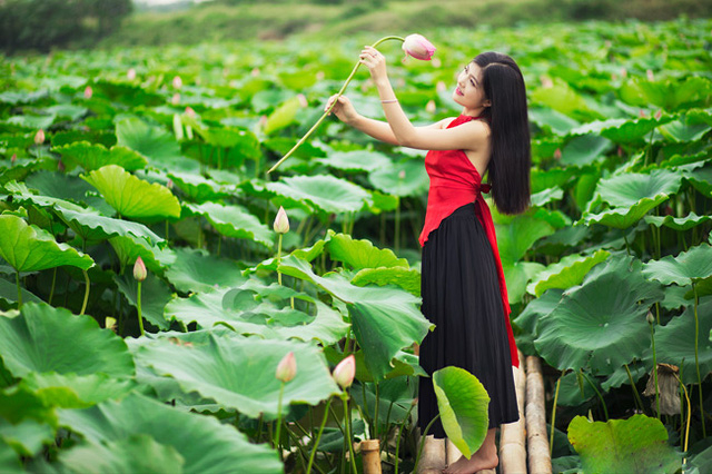 Dưới sự gợi &yacute; của c&aacute;c ph&oacute; nh&aacute;y chuy&ecirc;n nghiệp, c&aacute;c c&ocirc; g&aacute;i dễ d&agrave;ng chọn được g&oacute;c ảnh đẹp nhất (ảnh: Pai Trần).