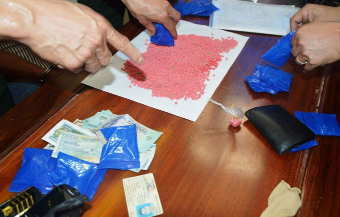 3950 vi&ecirc;n Hồng phiến được Lộc giấu k&iacute;n trong 2 chiếc tất ch&acirc;n, đồng thời th&ecirc;m 35 vi&ecirc;n hồng phiến Lộc cất trong v&iacute; da.