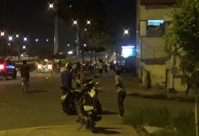 2 nh&oacute;m đuổi đ&aacute;nh nhau sau va chạm giao th&ocirc;ng.