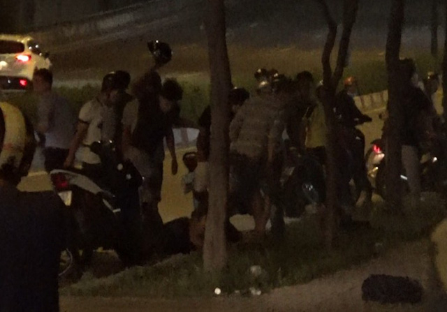 2 nh&oacute;m đuổi đ&aacute;nh nhau sau va chạm giao th&ocirc;ng.