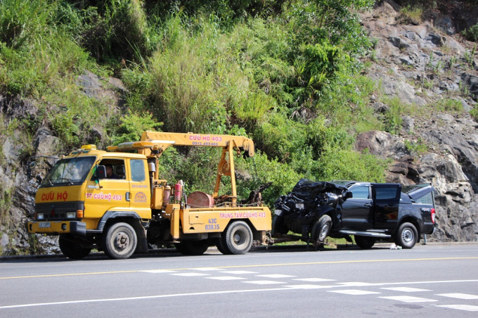 Xe cứu hộ đưa xe b&aacute;n tải bị va chạm khỏi hiện trường.