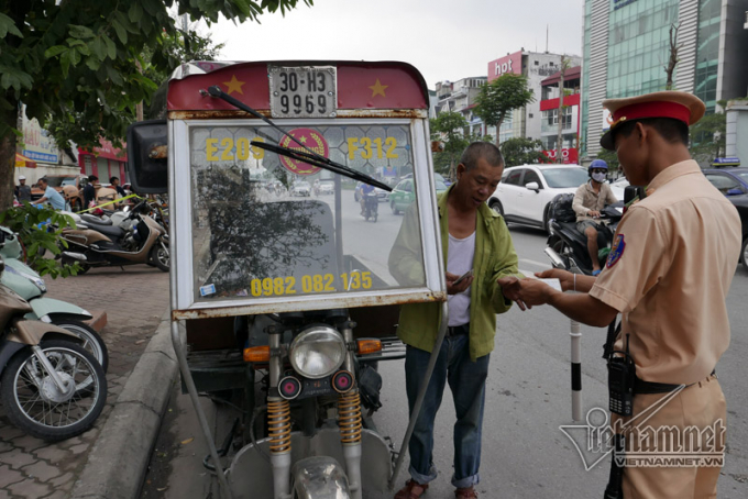 L&aacute;i xe Tuấn điều khiển xe 3 b&aacute;nh nhưng kh&ocirc;ng phải thương binh, khi kiểm tra cũng kh&ocirc;ng xuất tr&igrave;nh được giấy ph&eacute;p theo quy định. (Ảnh: Vietnamnet)