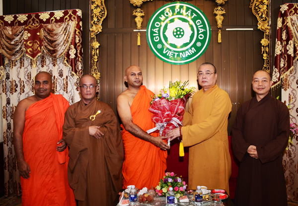 Ng&agrave;i Bhante Seewalee tặng hoa v&agrave; qu&agrave; tới H&ograve;a Thượng Th&iacute;ch Thanh Nhiễu