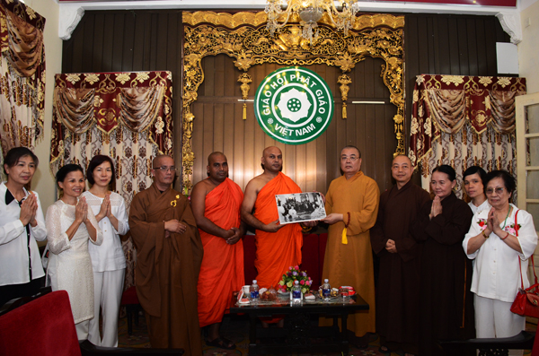 HT Th&iacute;ch Thanh Nhiễu tặng qu&agrave; tới Ng&agrave;i Bhante Seewalee.