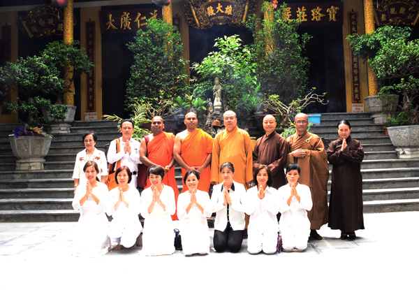 Chụp h&igrave;nh lưu niệm.