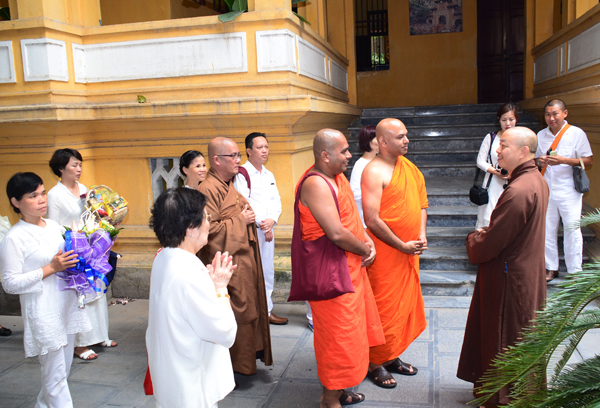 Tổng thư k&yacute; Hiệp Hội Đại Thọ Bồ Đề Ấn Độ tới thăm ch&ugrave;a Qu&aacute;n Sứ