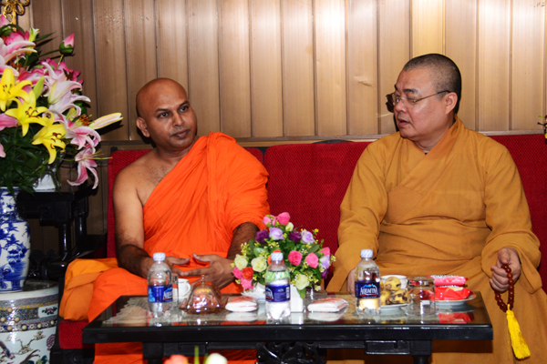 Tổng thư k&yacute; Hiệp Hội Đại Thọ Bồ Đề Ấn Độ tới thăm ch&ugrave;a Qu&aacute;n Sứ