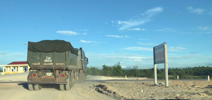 Xe vận chuyển c&aacute;t từ mỏ khai th&aacute;c của C&ocirc;ng ty Phước Sỹ đến địa điểm tập kết.