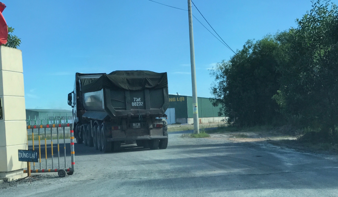 Xe chở c&aacute;t từ mỏ khai th&aacute;c của C&ocirc;ng ty Phước Sỹ đến Cảng Thắng Lợi.&nbsp;