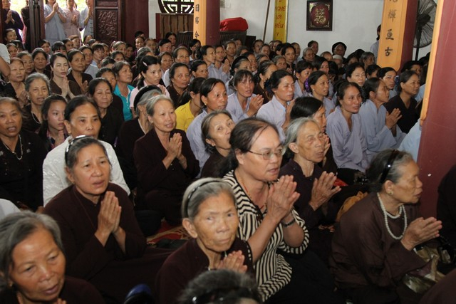 Chư t&ocirc;n đức Tăng ni nghi&ecirc;m trang cử h&agrave;nh lễ khai ph&aacute;p kh&oacute;a An Cư kiết hạ Phật lịch 2561.