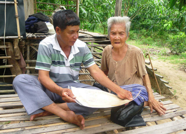 Ng&agrave;y 10/6 vừa qua, &ocirc;ng V&otilde; Văn Phước v&ocirc; c&ugrave;ng bất ngờ khi được ch&iacute;nh quyền địa phương mời l&ecirc;n trao Hu&acirc;n chương kh&aacute;ng chiến hạng Ba cho cha mẹ của &ocirc;ng.
