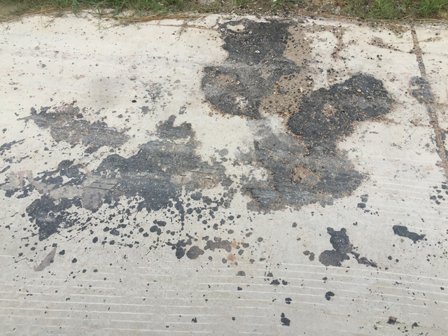 Mặt đường b&ecirc; t&ocirc;ng chưa nghiệm thu đ&atilde; bị v&aacute; nhựa đường nham nhở.