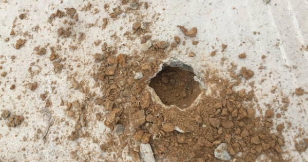 Đoạn đường 2km đầu tư 10 tỷ đồng, bê tông chọc nhẹ đã... thủng (!)