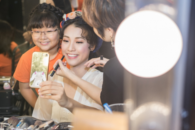 Ho&agrave;ng Oanh đổi style, ho&aacute; c&ocirc; Tấm dịu d&agrave;ng