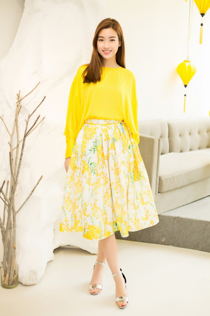 Hoa hậu Mỹ Linh, &Aacute; hậu Lệ Hằng đọ sắc với hoạ tiết hoa tử đằng, mimosa v&agrave;ng rực