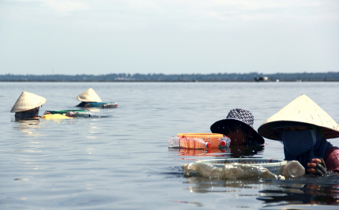 H&agrave;ng chục người phụ nữ ngh&egrave;o đ&atilde; sống bằng nghề dậm tr&igrave;a h&agrave;ng chục năm tr&ecirc;n ph&aacute; Tam Giang.