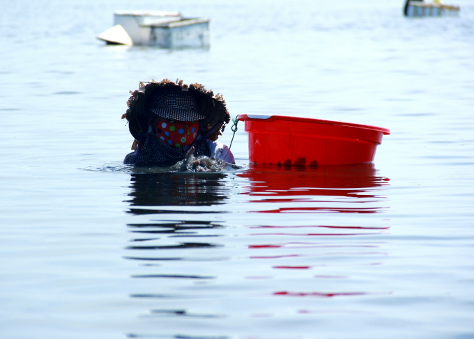 Để bớt đi c&aacute;i n&oacute;ng tr&ecirc;n đầu v&agrave; c&aacute;i lạnh dưới nước, họ thường mặc nhiều &aacute;o quần, đội n&oacute;n v&agrave; quấn khăn.