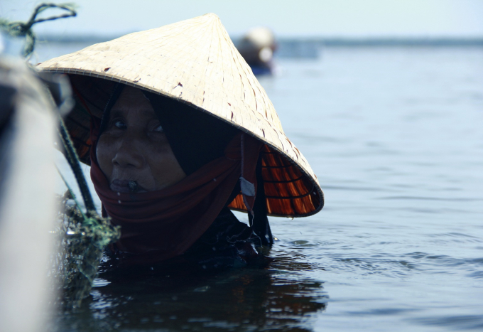 Một phụ nữ h&uacute;t thuốc để xua đi c&aacute;i lạnh.