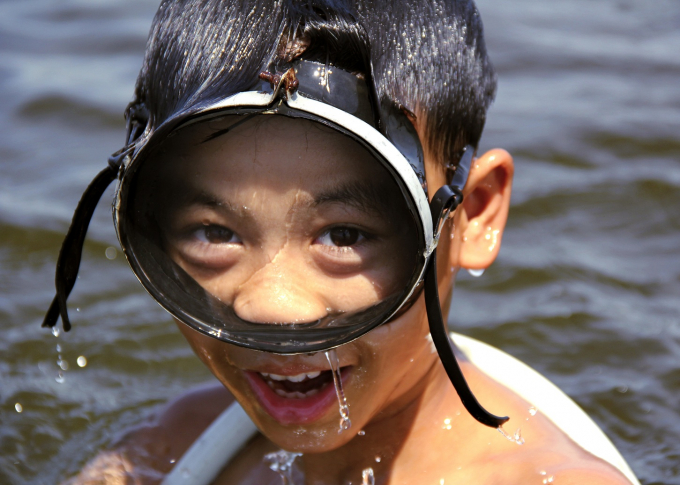 Nhiều em nhỏ cũng ra ph&aacute; dậm tr&igrave;a c&ugrave;ng cha mẹ.