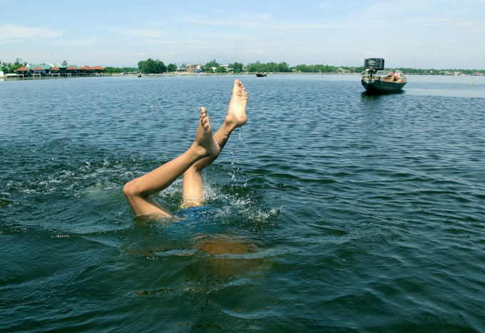 Những &ldquo;th&acirc;n c&ograve;&rdquo; mưu sinh tr&ecirc;n ph&aacute; Tam Giang