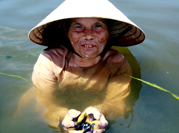 Những &ldquo;th&acirc;n c&ograve;&rdquo; mưu sinh tr&ecirc;n ph&aacute; Tam Giang