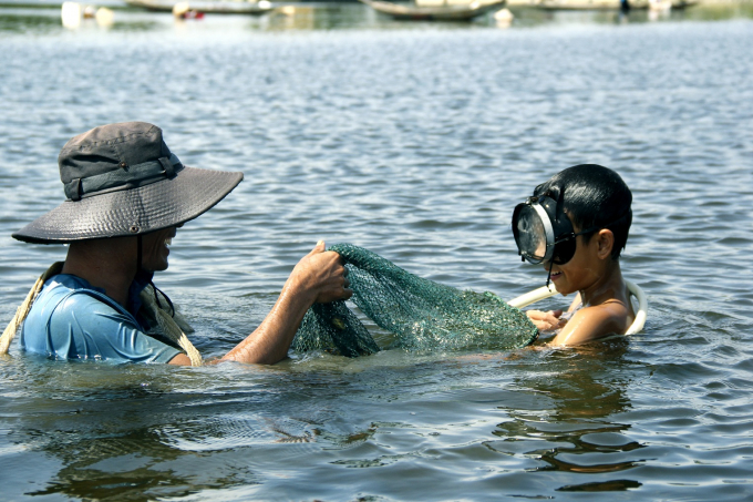 Nụ cười của 2 người 'đồng nghiệp' khi bắt được mẻ tr&igrave;a lớn.