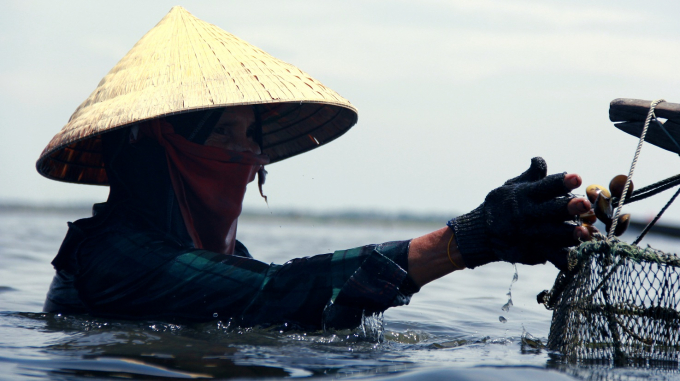 Những &ldquo;th&acirc;n c&ograve;&rdquo; mưu sinh tr&ecirc;n ph&aacute; Tam Giang