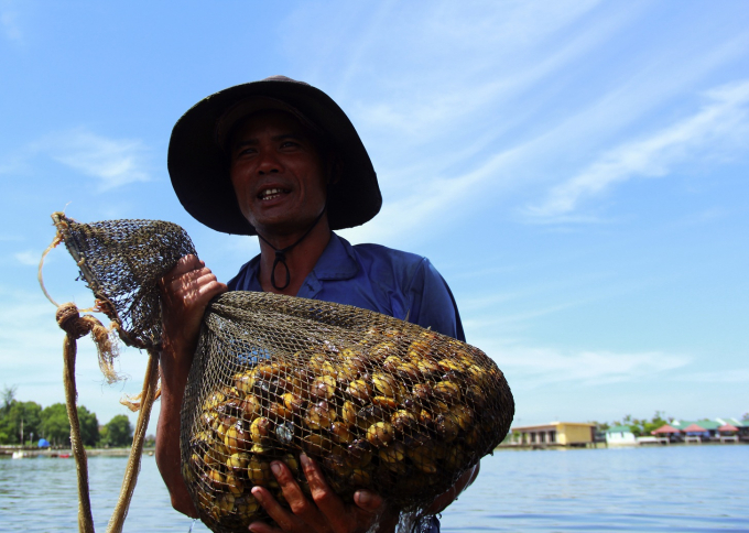 &nbsp;Th&agrave;nh quả sau nhiều giờ ngụp lặn.