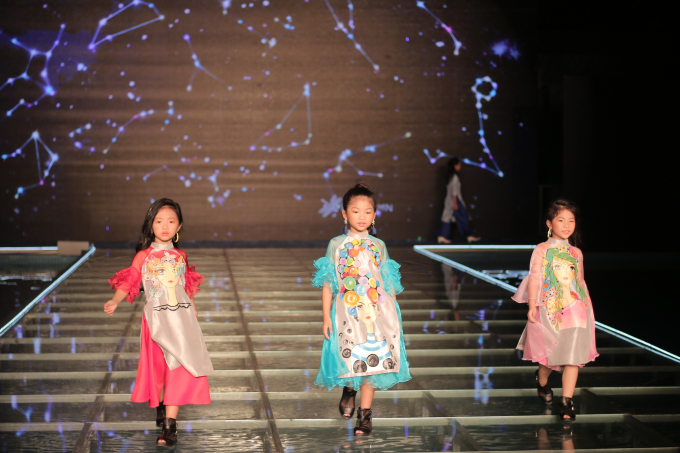 C&aacute;c mẫu nh&iacute; thể hiện một phong th&aacute;i đầy tự tin tr&ecirc;n s&agrave;n catwalk.