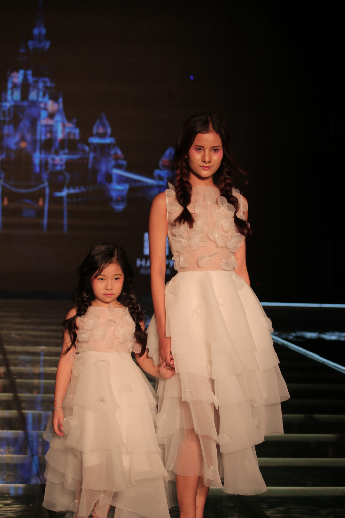 Tham gia tr&igrave;nh diễn trong BST n&agrave;y c&ograve;n c&oacute; sự tham gia của c&aacute;c người mẫu chuy&ecirc;n nghiệp. Qu&aacute;n qu&acirc;n Vietnam&rsquo;s Next Top Model 2015 Hương Ly.