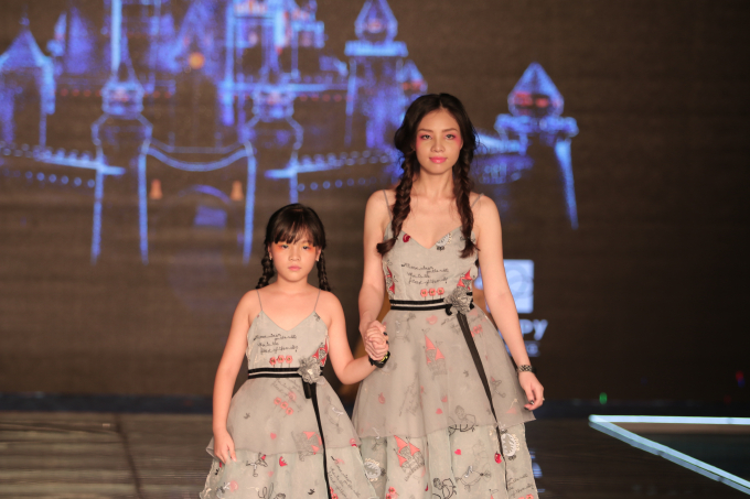 Nh&atilde;n hiệu Happy Clothing mang đến c&aacute;c sản phẩm đ&ocirc;i d&agrave;nh cho mẹ v&agrave; b&eacute;, t&ocirc;n vinh t&igrave;nh cảm mẹ con v&agrave; g&oacute;p phần gắn kết y&ecirc;u thương qua c&aacute;c trang phục mang t&iacute;nh ứng dụng cao.&nbsp;