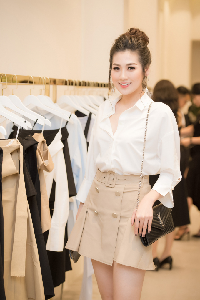 BST xu&acirc;n h&egrave; lần n&agrave;y sử dụng chất liệu khaki &nbsp;được s&aacute;ng tạo với những điểm nhấn đặc trưng rất Lane JT. Trong suốt bộ sưu tập để khẳng định sự tinh giản trong từng thiết kế, nữ t&iacute;nh, văn minh, hiện đại, tối giản nhưng kh&ocirc;ng hề đơn giản.