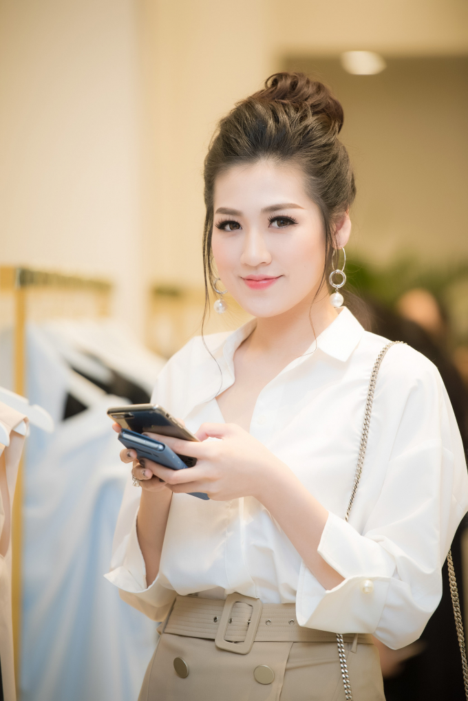 Mỗi thiết kế &nbsp;đều được đầu tư một c&aacute;ch tỉ mỉ, nắn n&oacute;t đến từng chi thiết nhỏ nhất v&agrave; Khaki - chất liệu th&ocirc; cứng được thổi hồn v&agrave; xử l&iacute; nhẹ nh&agrave;ng, như những chiến binh thời thượng, vẫn nữ t&iacute;nh, gợi cảm, tươi mới v&agrave; trẻ trung.