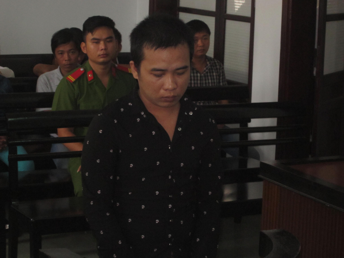 Bị c&aacute;o Nguyễn Tấn Lực trước v&agrave;nh m&oacute;ng ngựa.