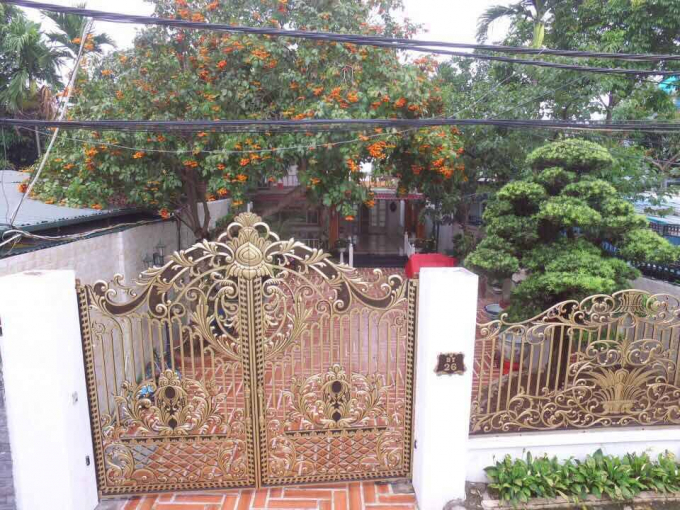 Những chiếc cổng sơn son thiếp v&agrave;ng sang trọng, s&acirc;n vườn đều được l&aacute;t gạch cầu k&igrave;.