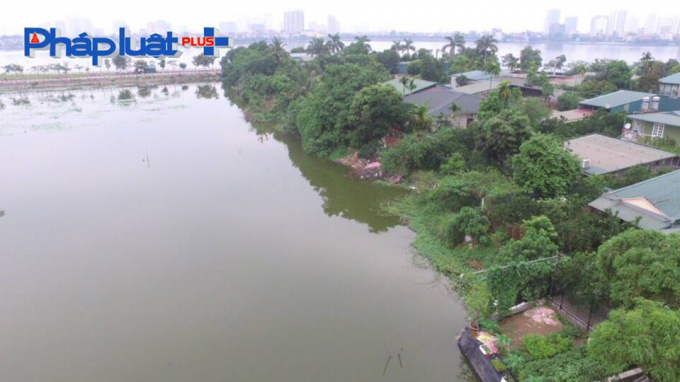 Hằng trăm căn nh&agrave; vườn, biệt thự ngang nghi&ecirc;n mọc l&ecirc;n tr&ecirc;n mặt hồ Đầm Trị.